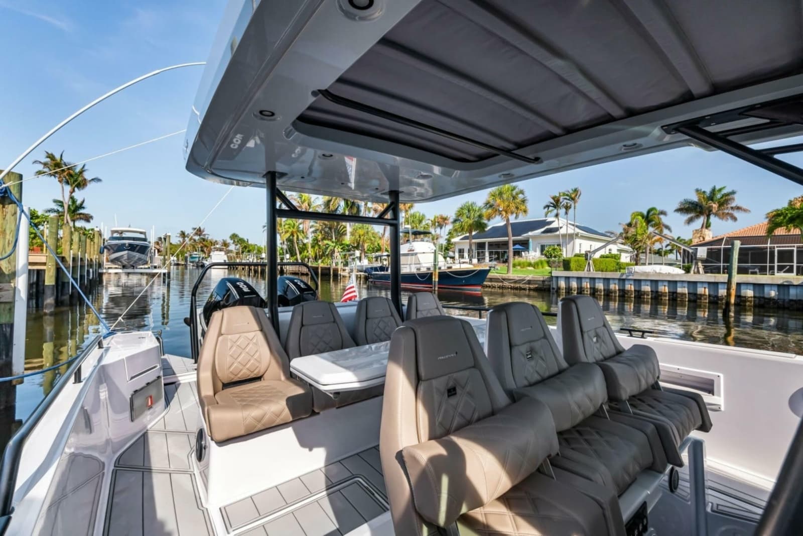 Axopar 37 - Helm Seating