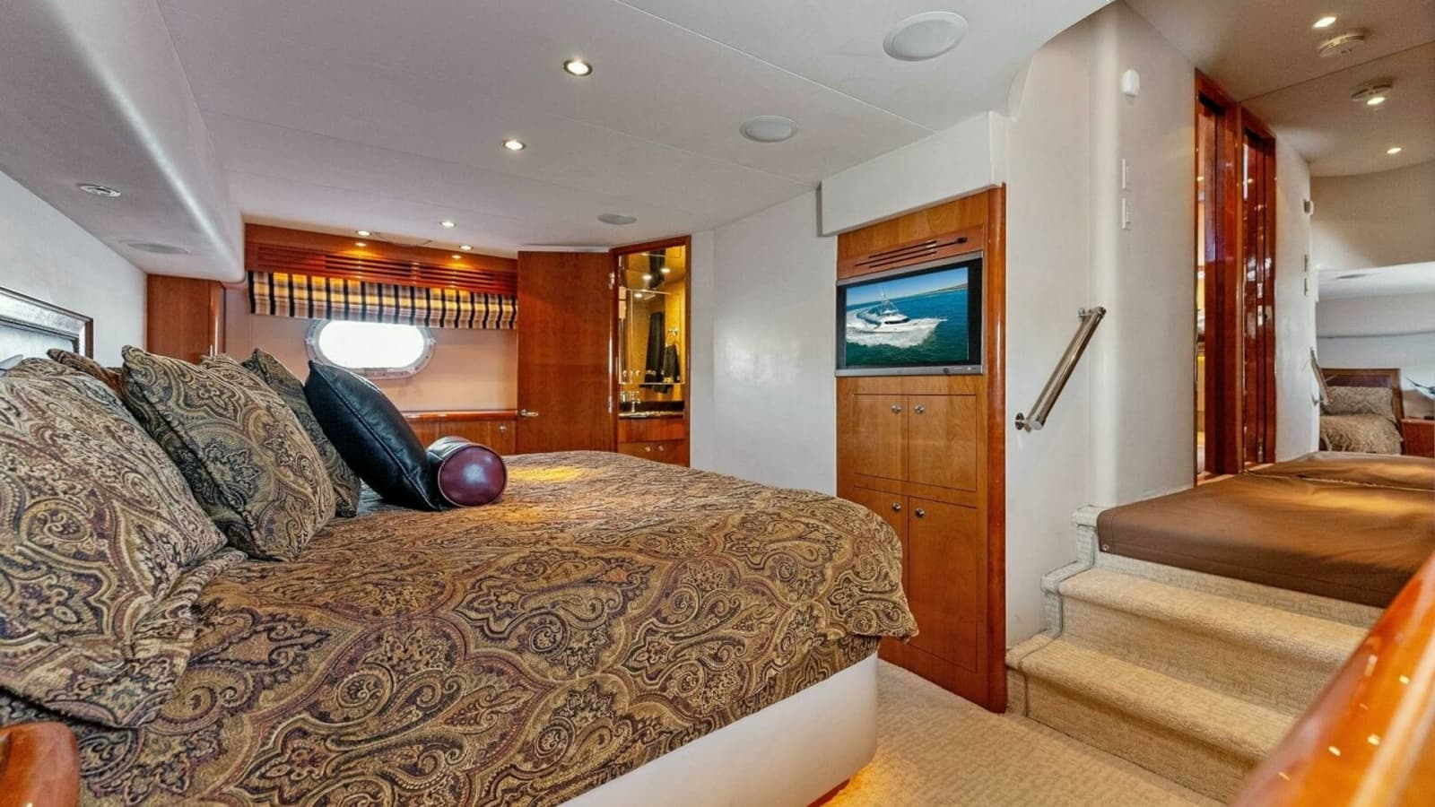 2007 Hatteras 64 Convertible CHUPACABRA - Master Stateroom with En Suite