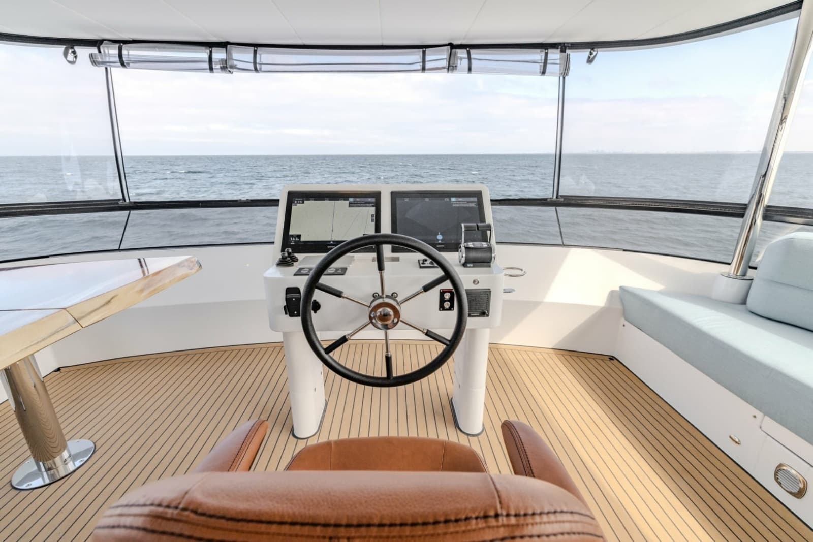 Steeler 72 TWO BUBBLES - Exterior Fly Bridge Helm