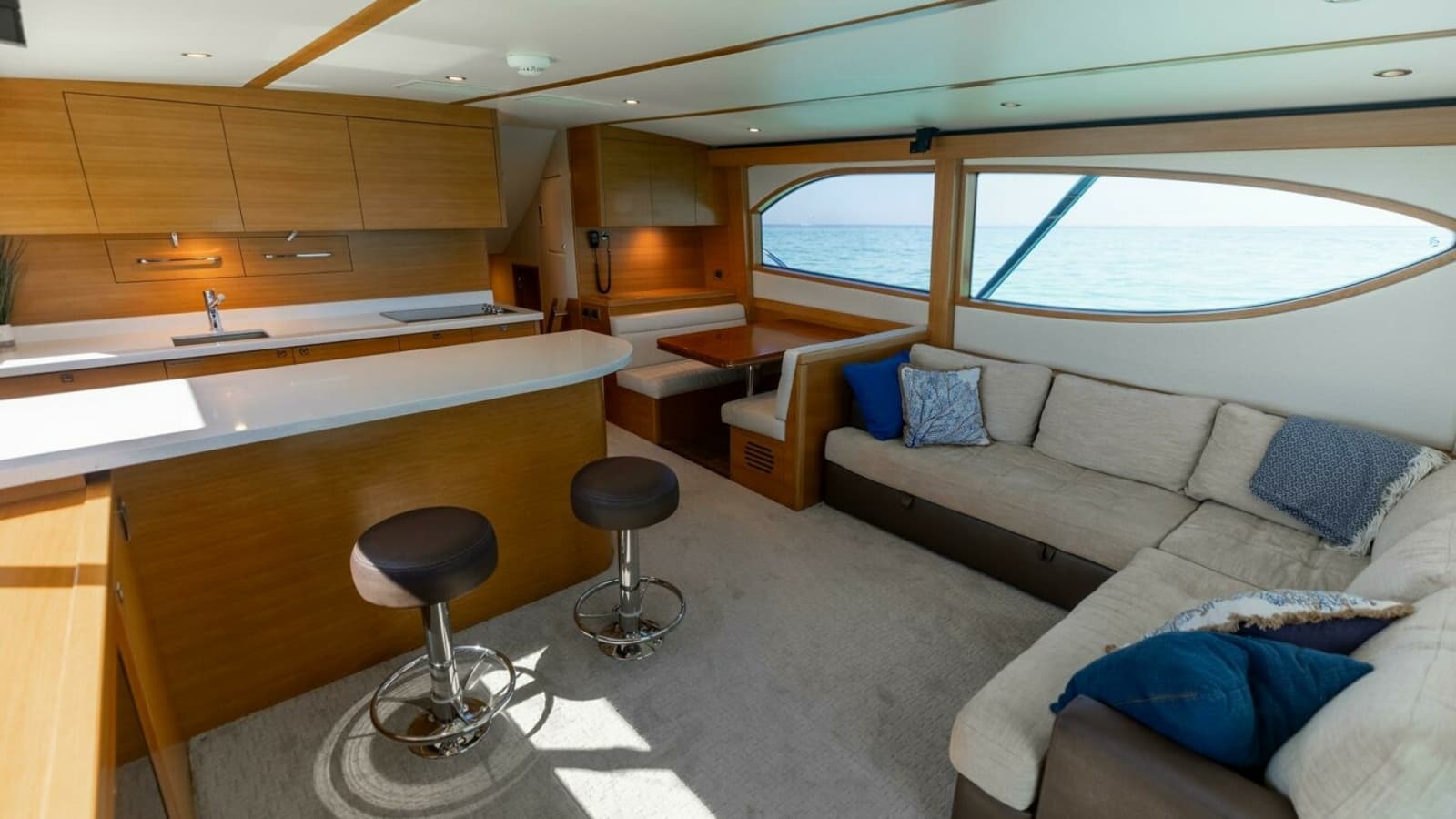 2016 Hatteras GT60 KNOT ON CALL Salon