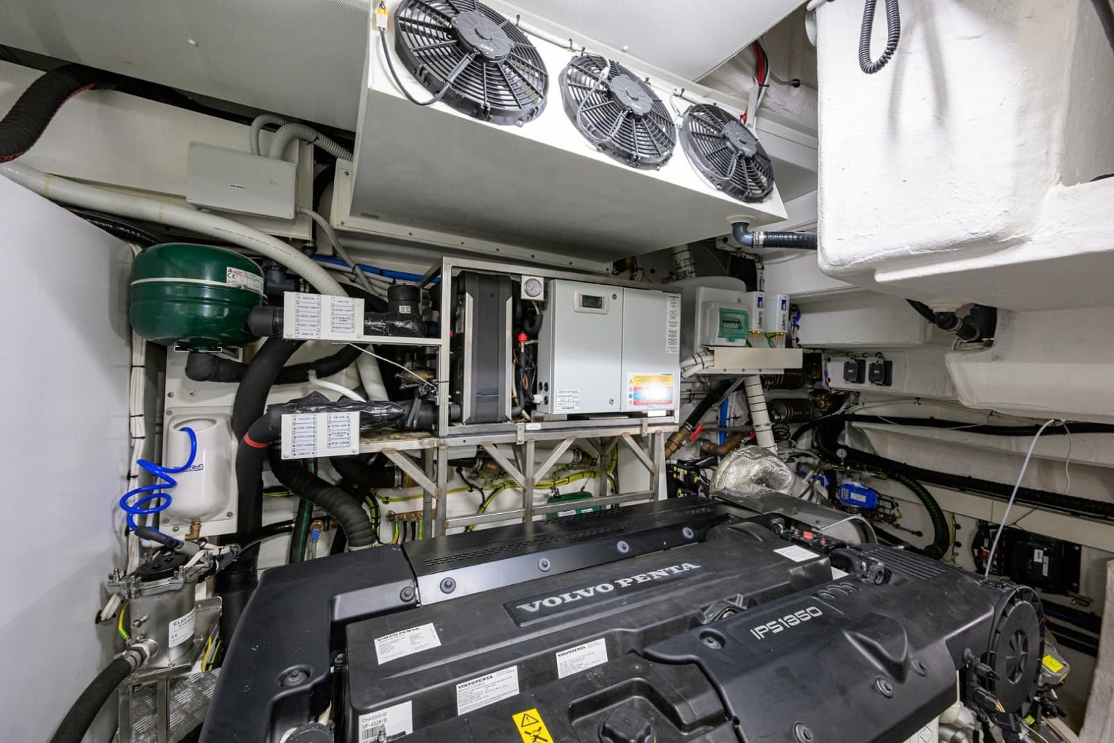 Azimut 78 - DT78 - Engine Room