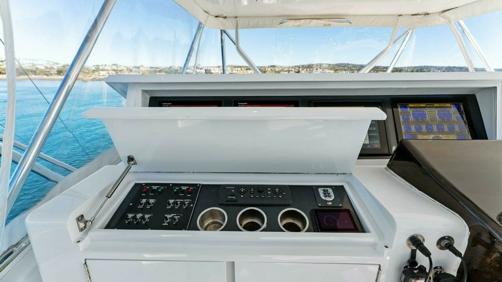 2007 Hatteras 64 Convertible CHUPACABRA Helm Station