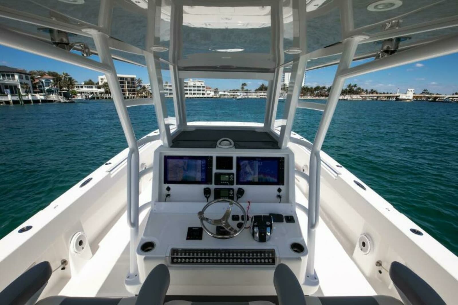Invincible 35 Emanon - Exterior Helm