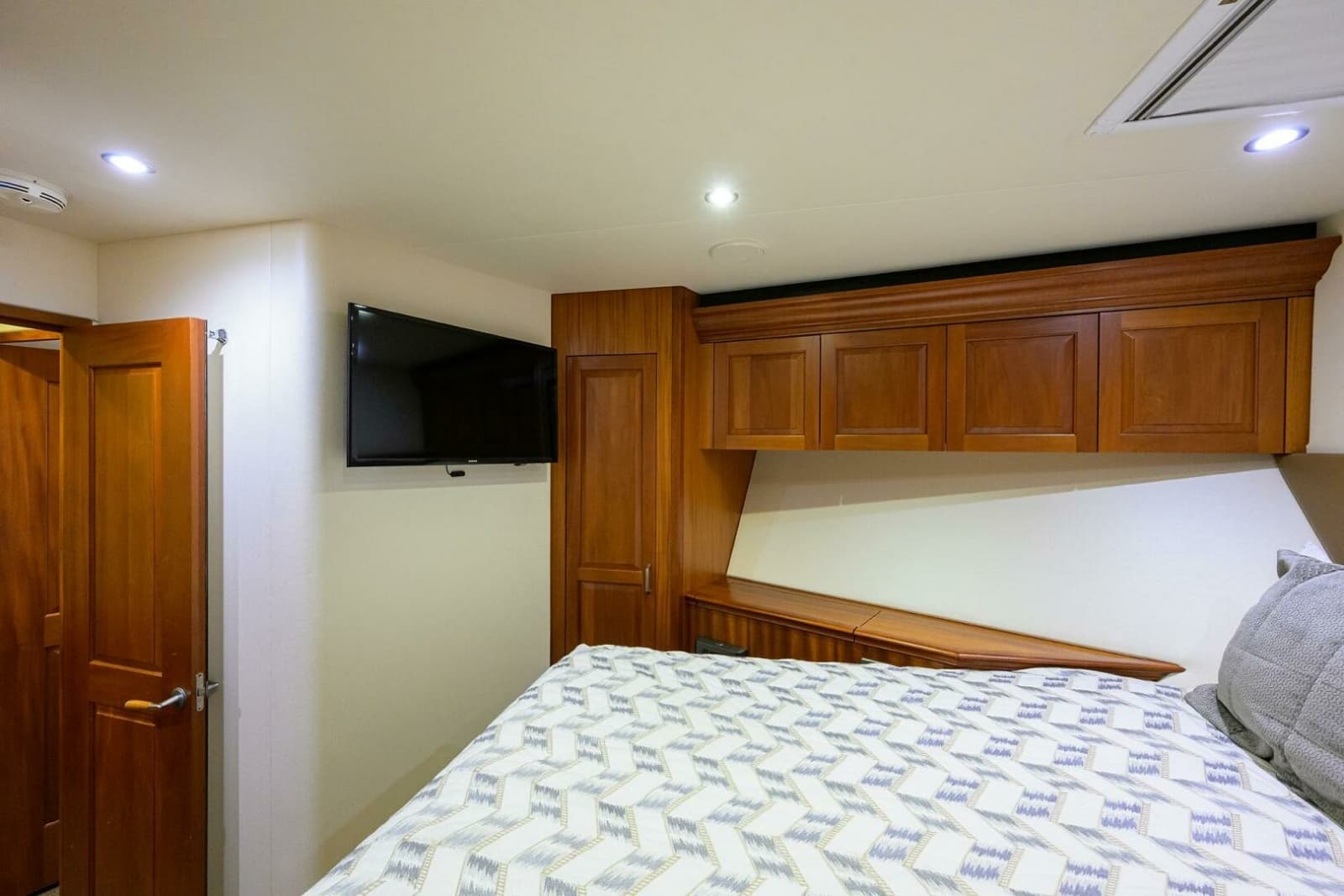 Hatteras 63 Reelin N Dealin - Interior Guest Stateroom
