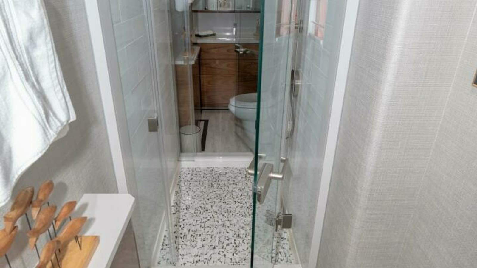 2025 Viking 90C "Zatara" - Shower