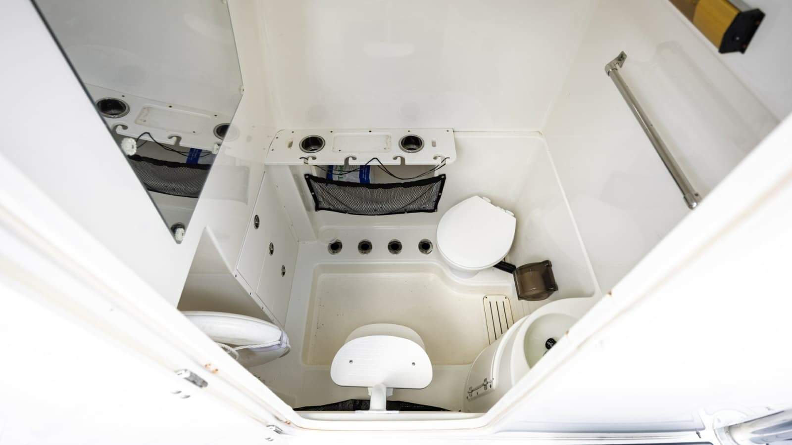 Enclosed Head Compartment