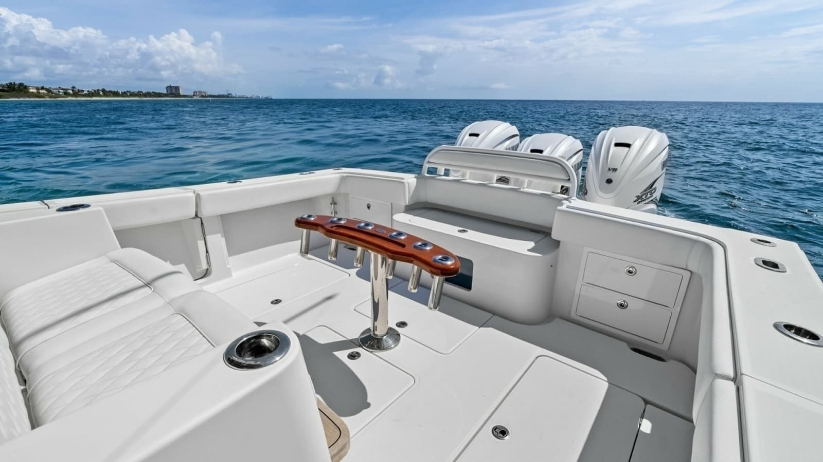 2020 Jupiter 43 SF MENACE Cockpit