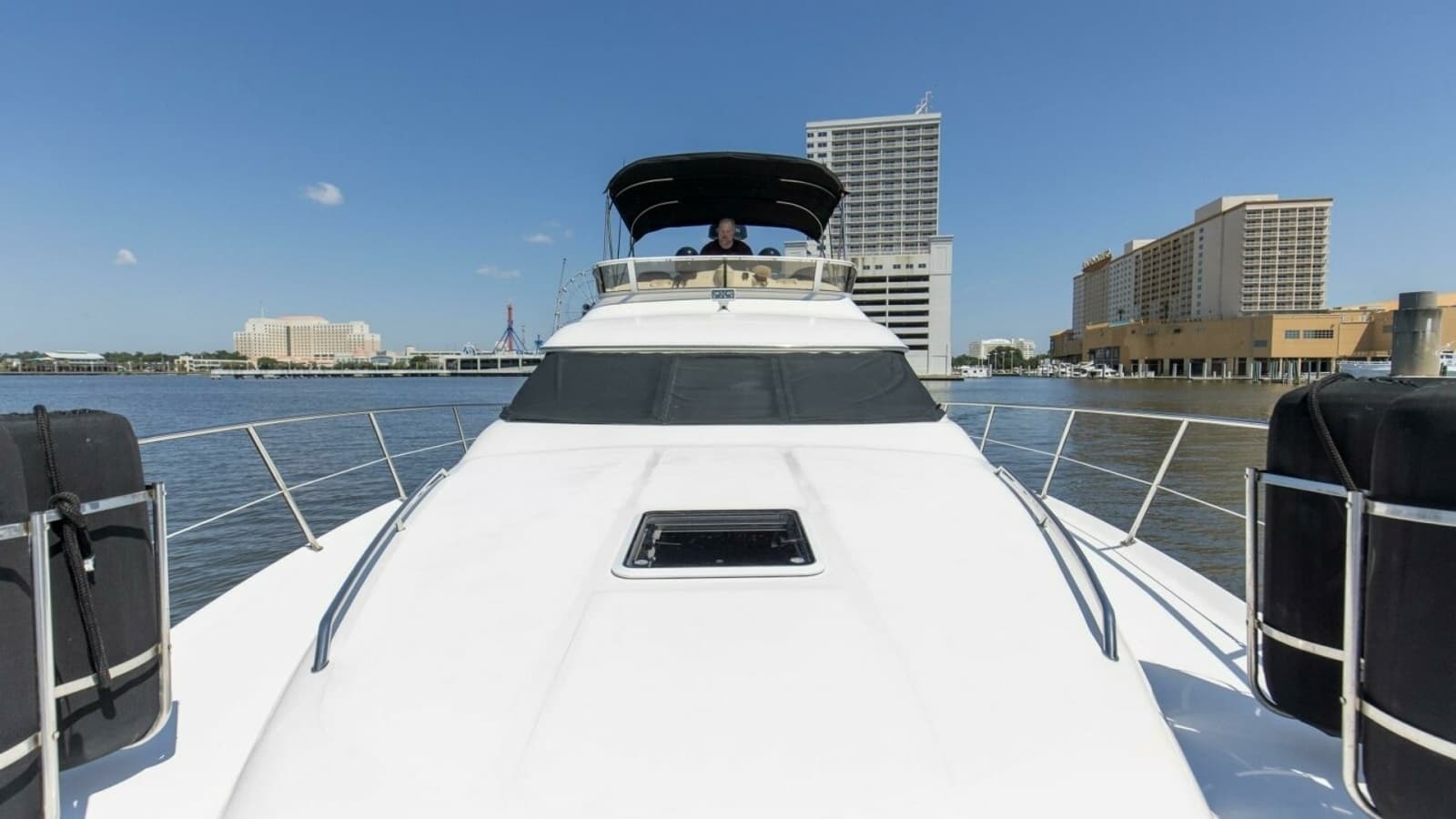 2000 40 Sea Ray 400 Sedan Bridge Silver Lining Bow (1)