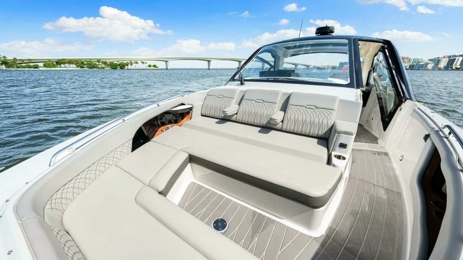 2022 Sea Ray 370 OB