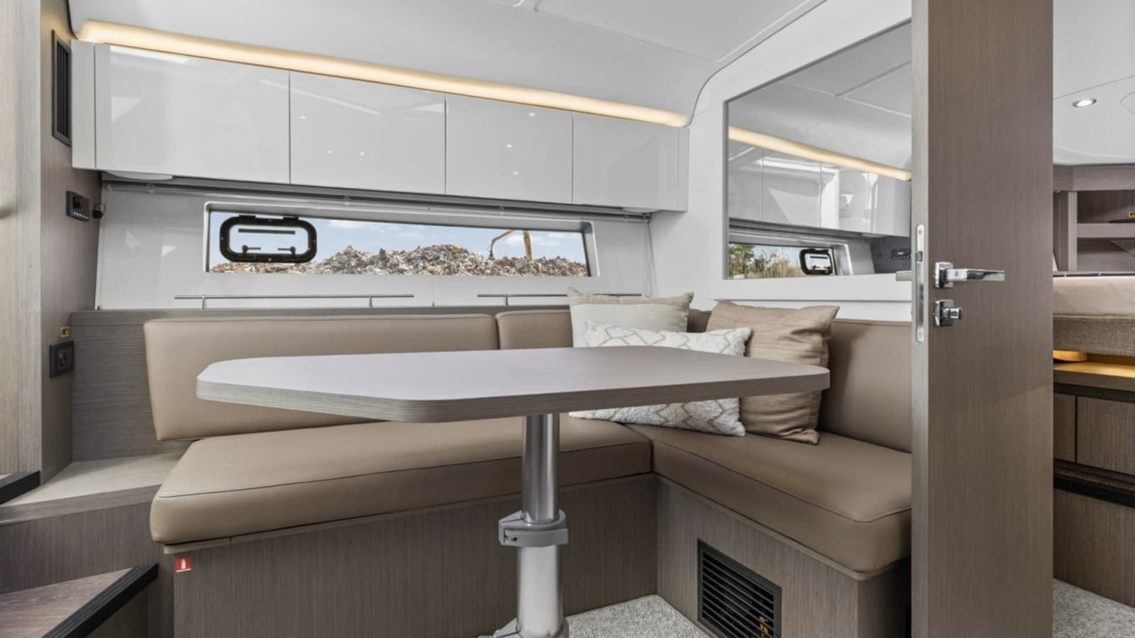 2022 Beneteau 41 Grand Turismo War Downs Eagle Dinette (2)