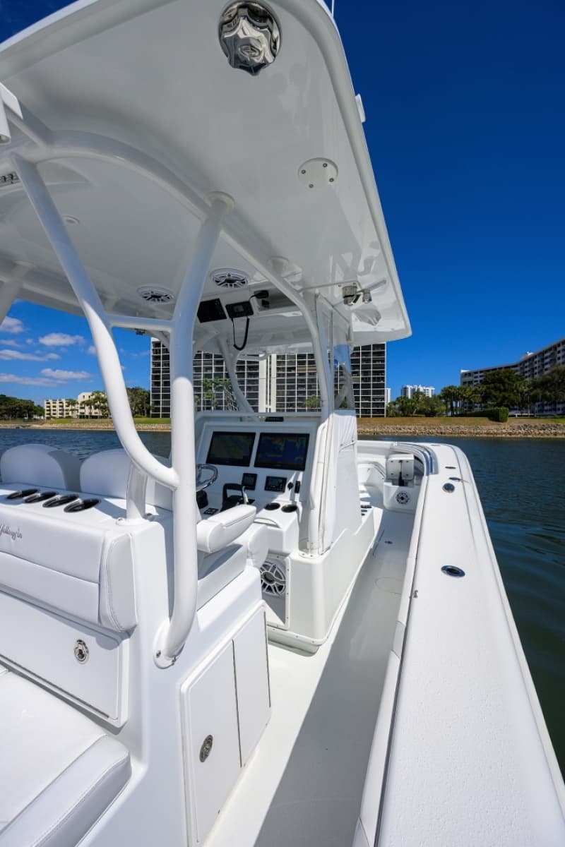 Yellowfin 34 - Helm