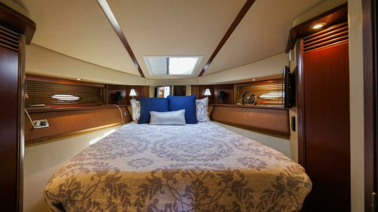 2006 52 Sea Ray Sedan Bridge Zoe Grace Master Stateroom (2)