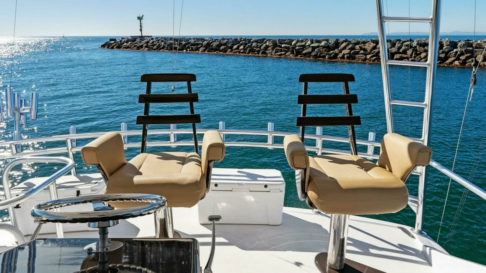2007 Hatteras 64 Convertible CHUPACABRA - Flybridge Helm Seating Area