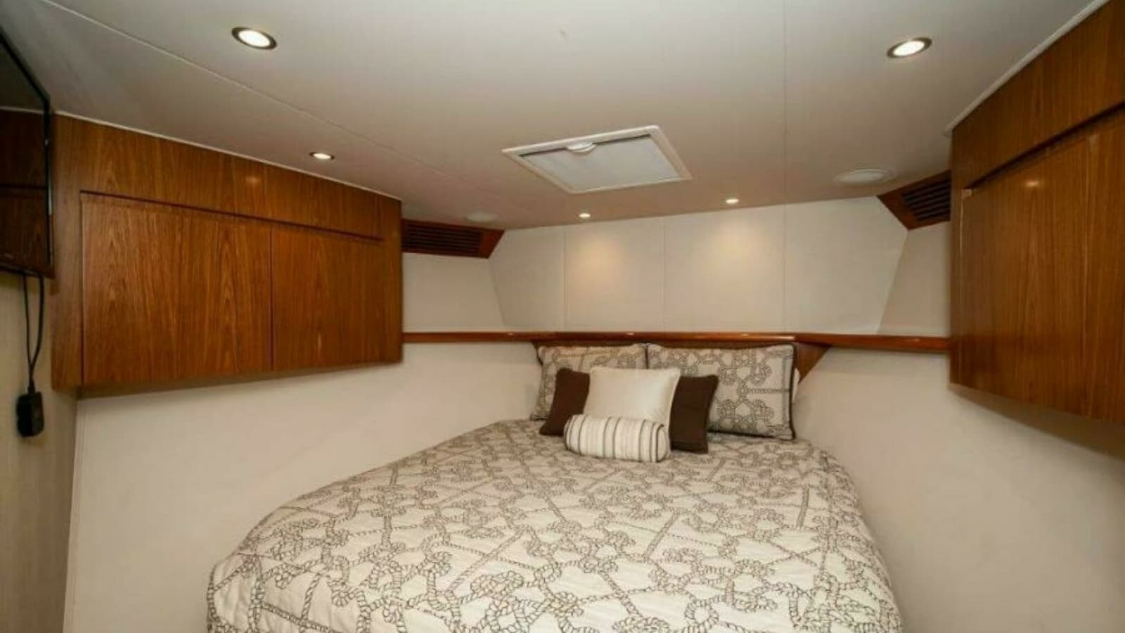 2012 76 Viking Sky Bridge Barefoot Drive FWD VIP (3)
