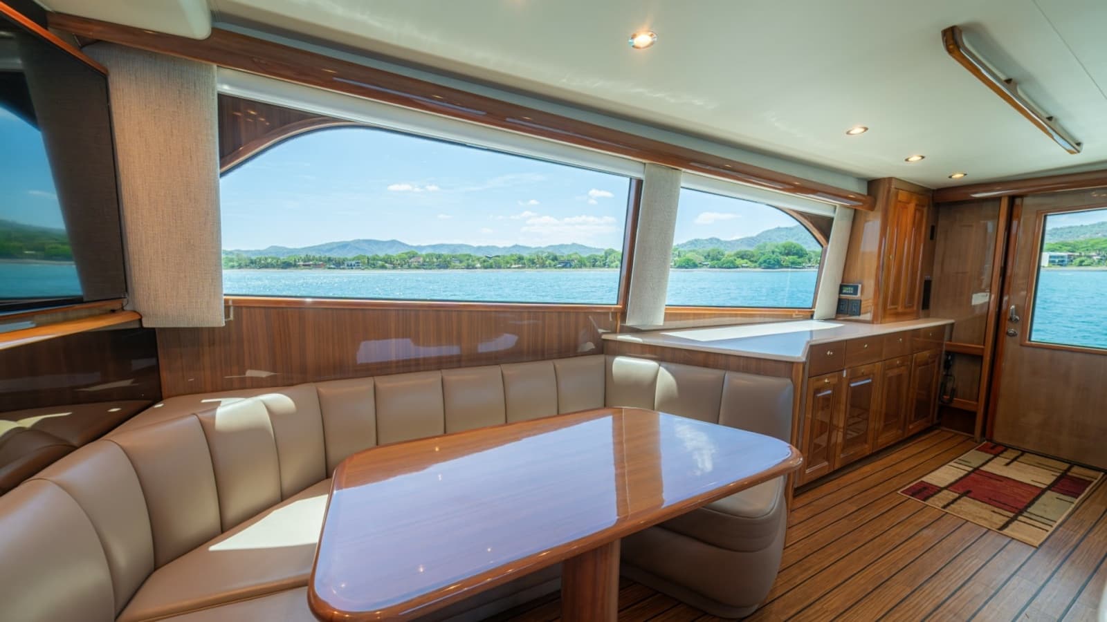 Salon with Panoramic Windows