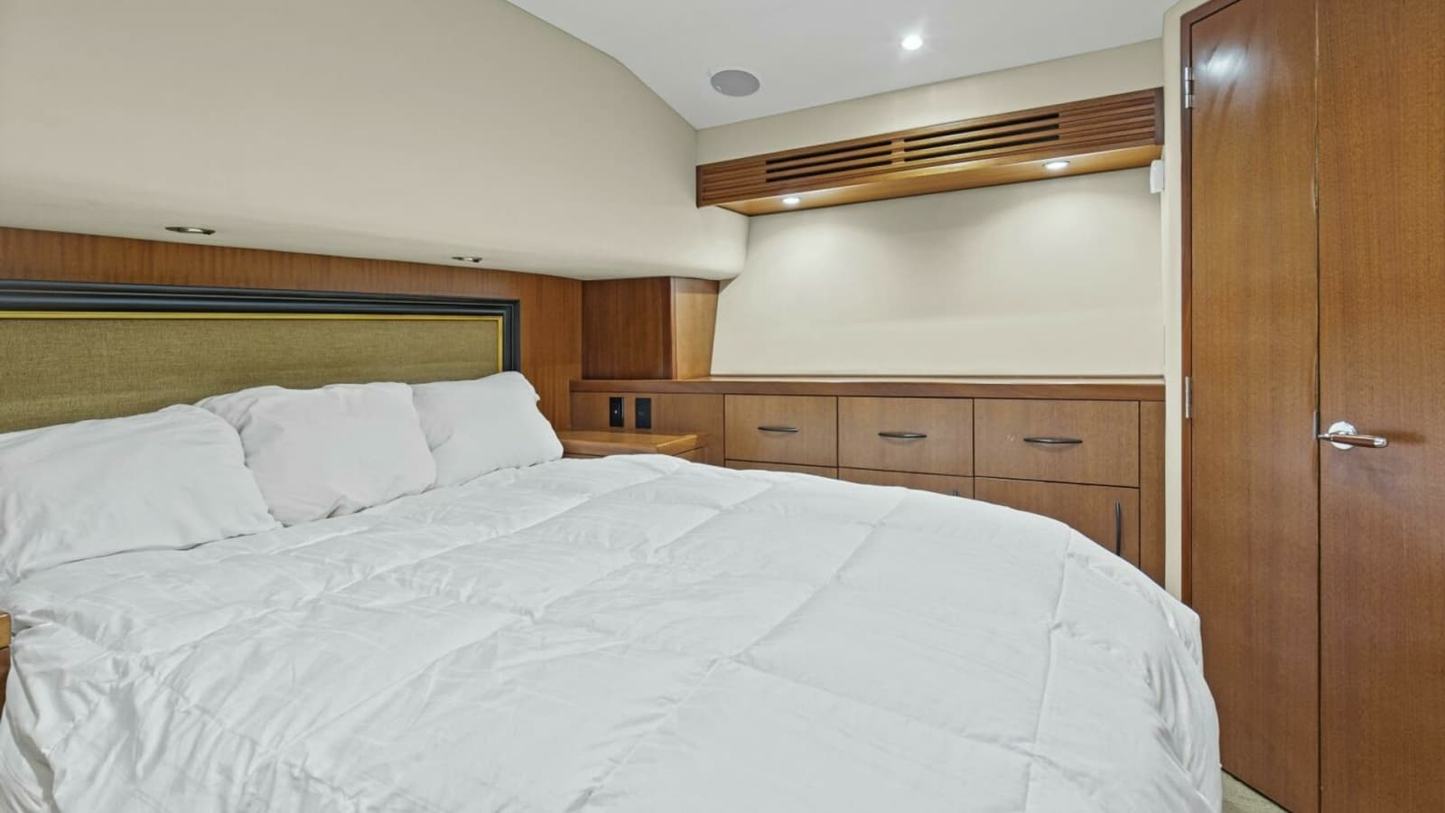 2008 60 Hatteras Blacksmith Master Stateroom (1)