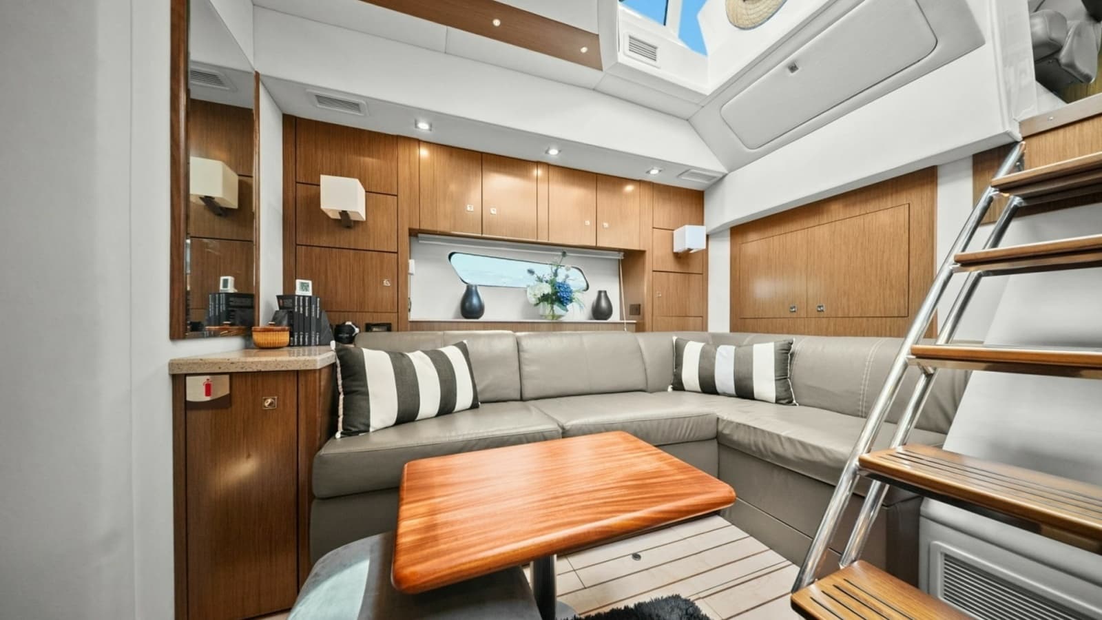 2014 Cruisers Yachts 48 Cantius