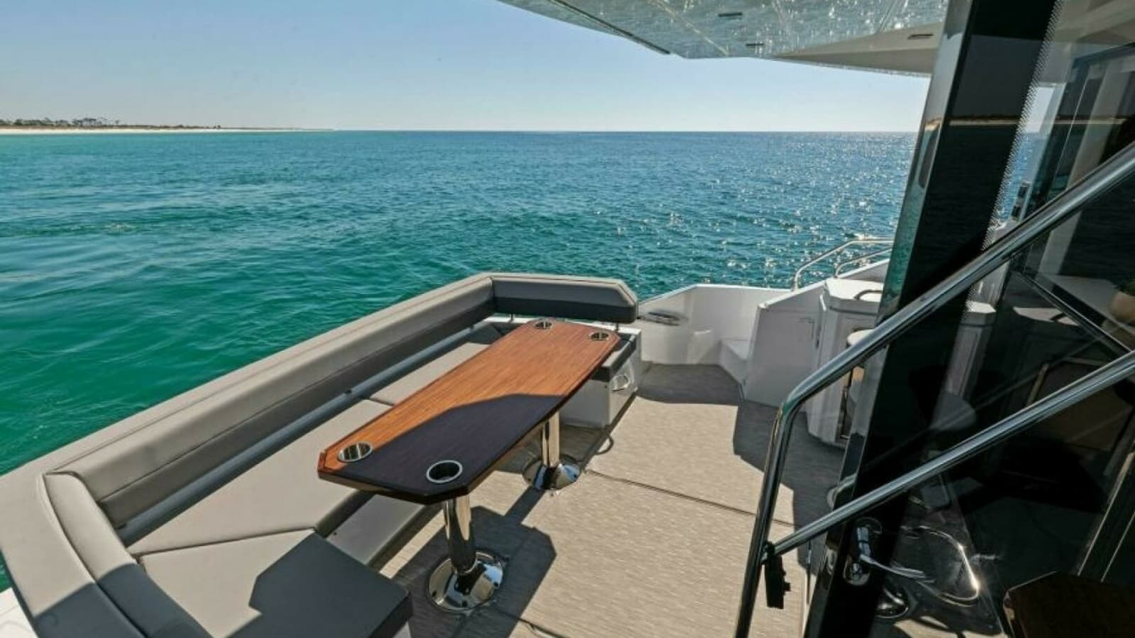 2023 Cruisers Yachts 60 Cantius Fly-Cockpit