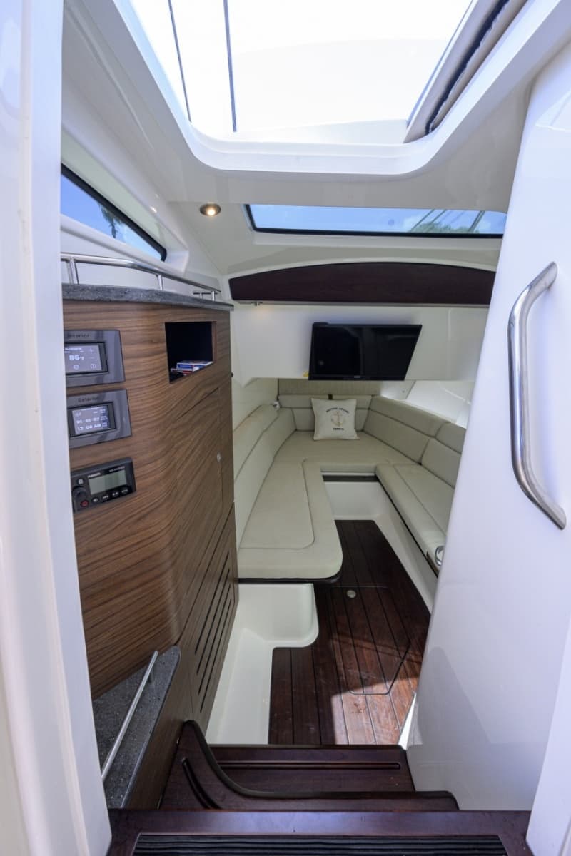 Boston Whaler 35 - DERRYN -  Cabin