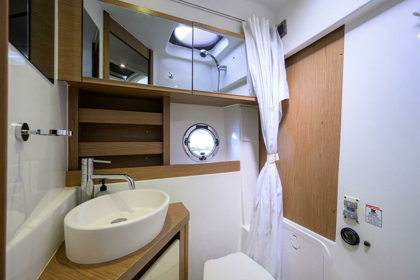 Beneteau 38 GT - Head