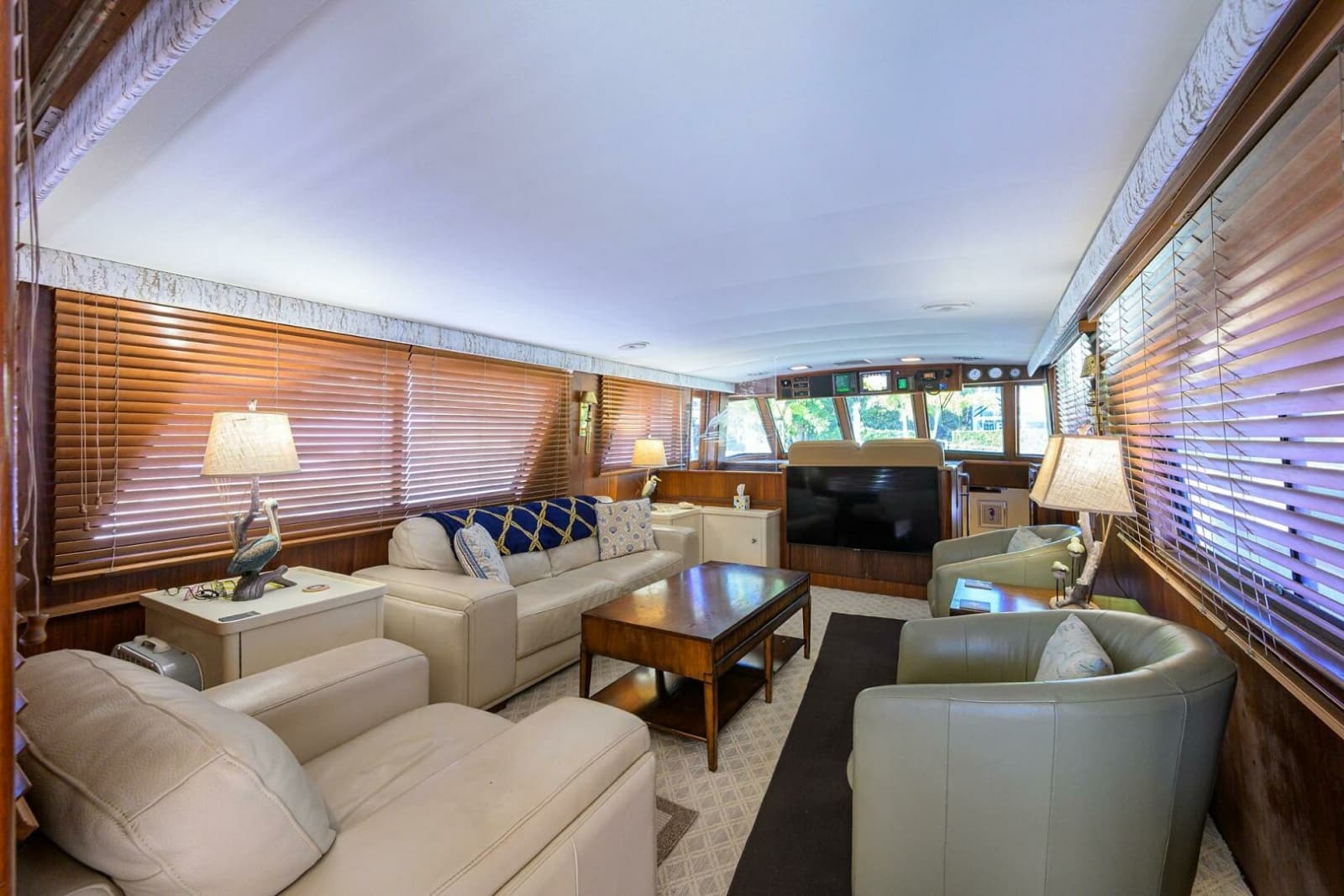 Hatteras 63 - Phantom - Salon Seating