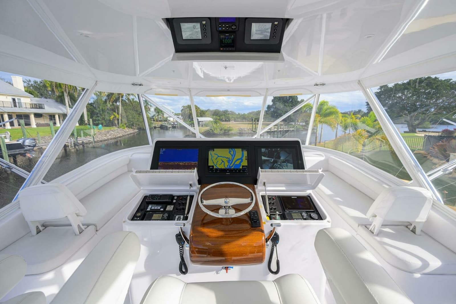 Hatteras 63 Reelin N Dealin - Exterior Flybridge