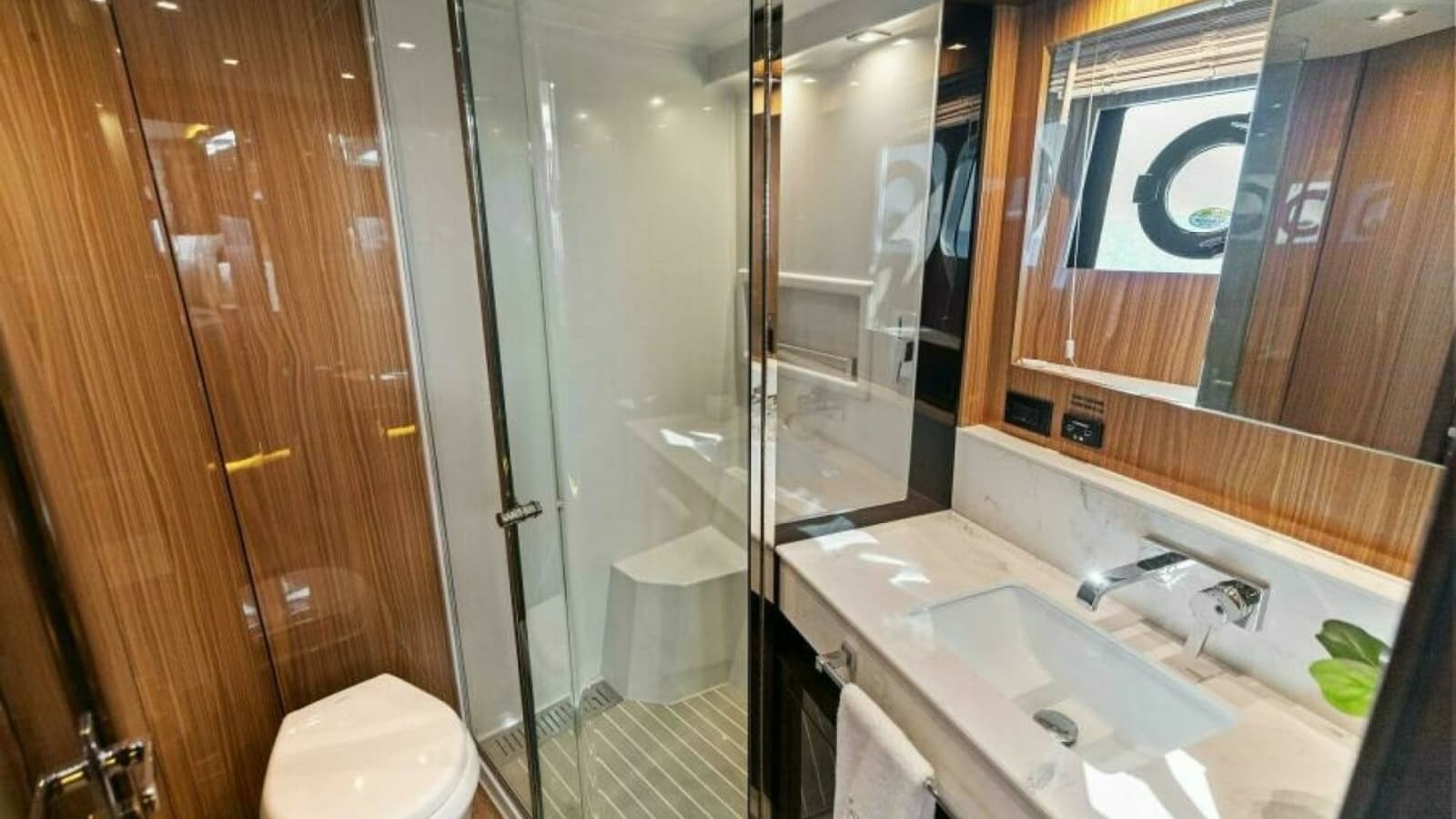 2023 Cruisers Yachts 60 Cantius Fly- Guest Head