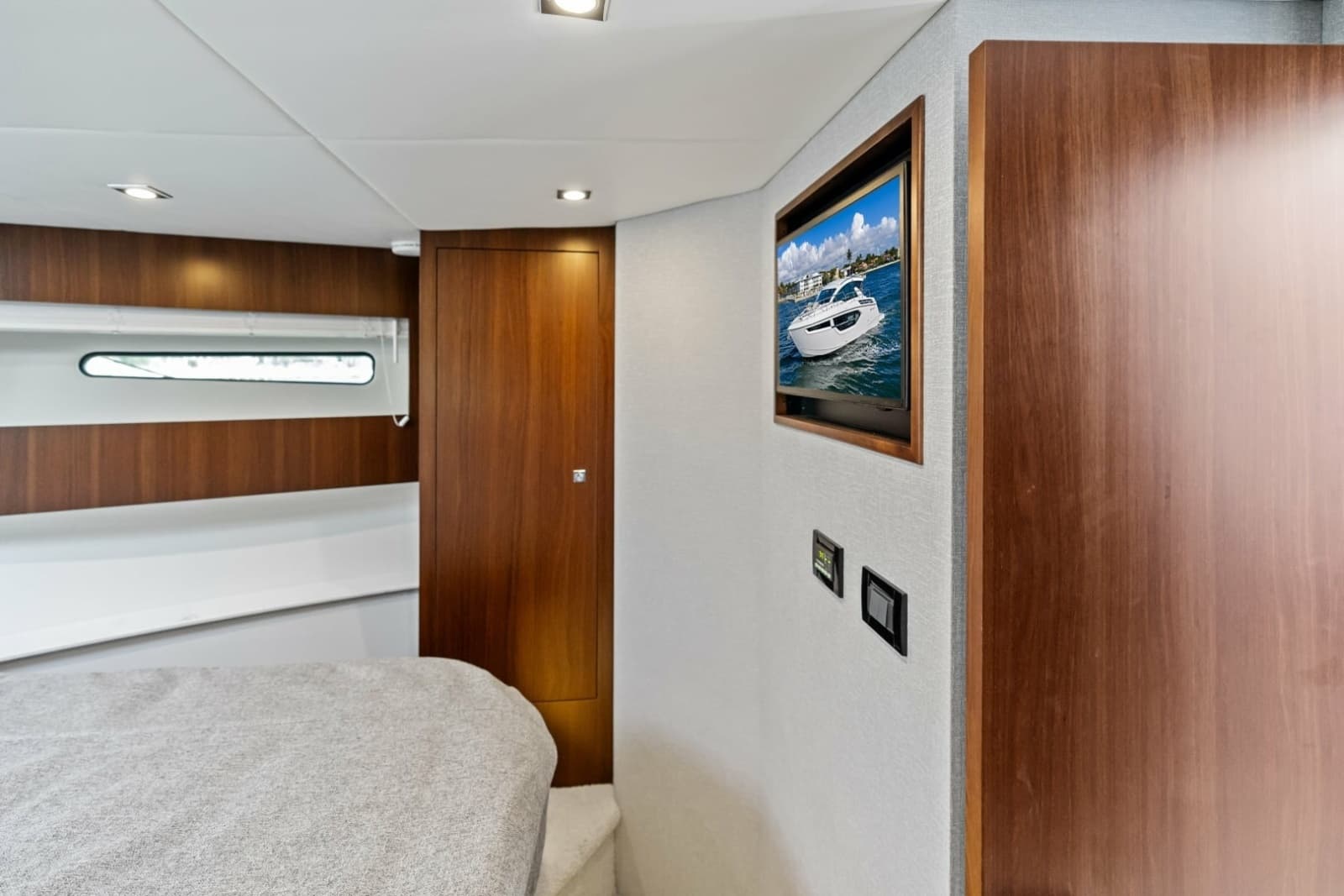 Cruisers 42 SARGAM - Stateroom Bow