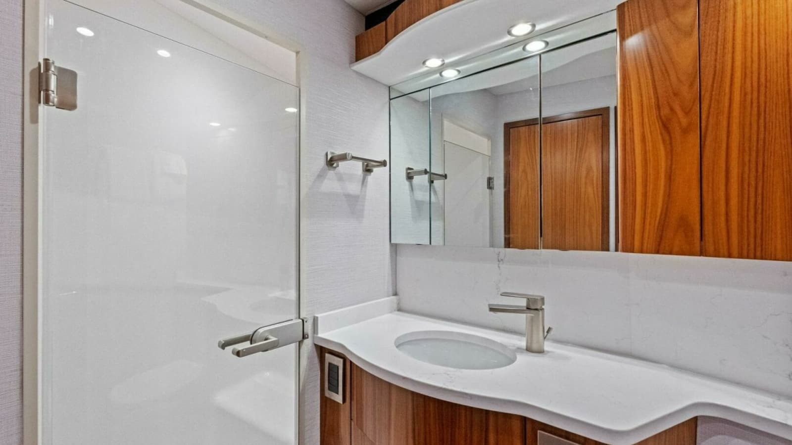 Elegant En-Suite Bathroom Vanity