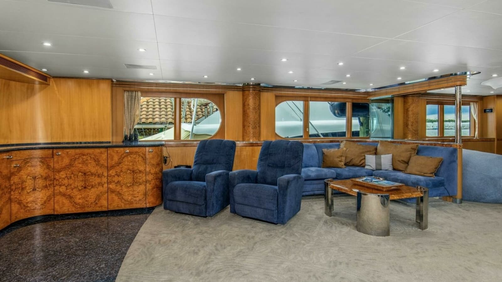1989 116 Feadship Boss Living Room (6)