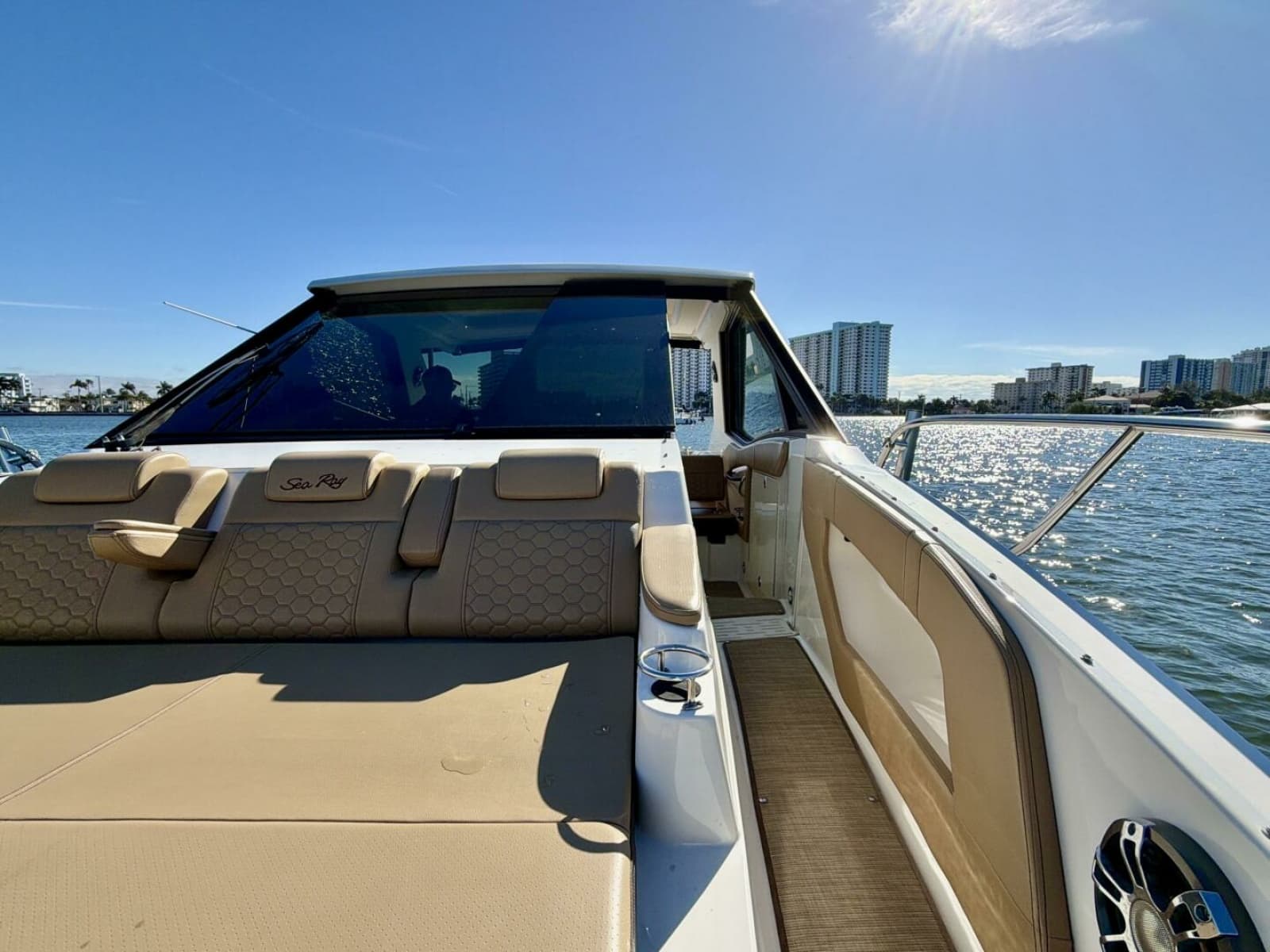 Sea Ray 32 - Bow