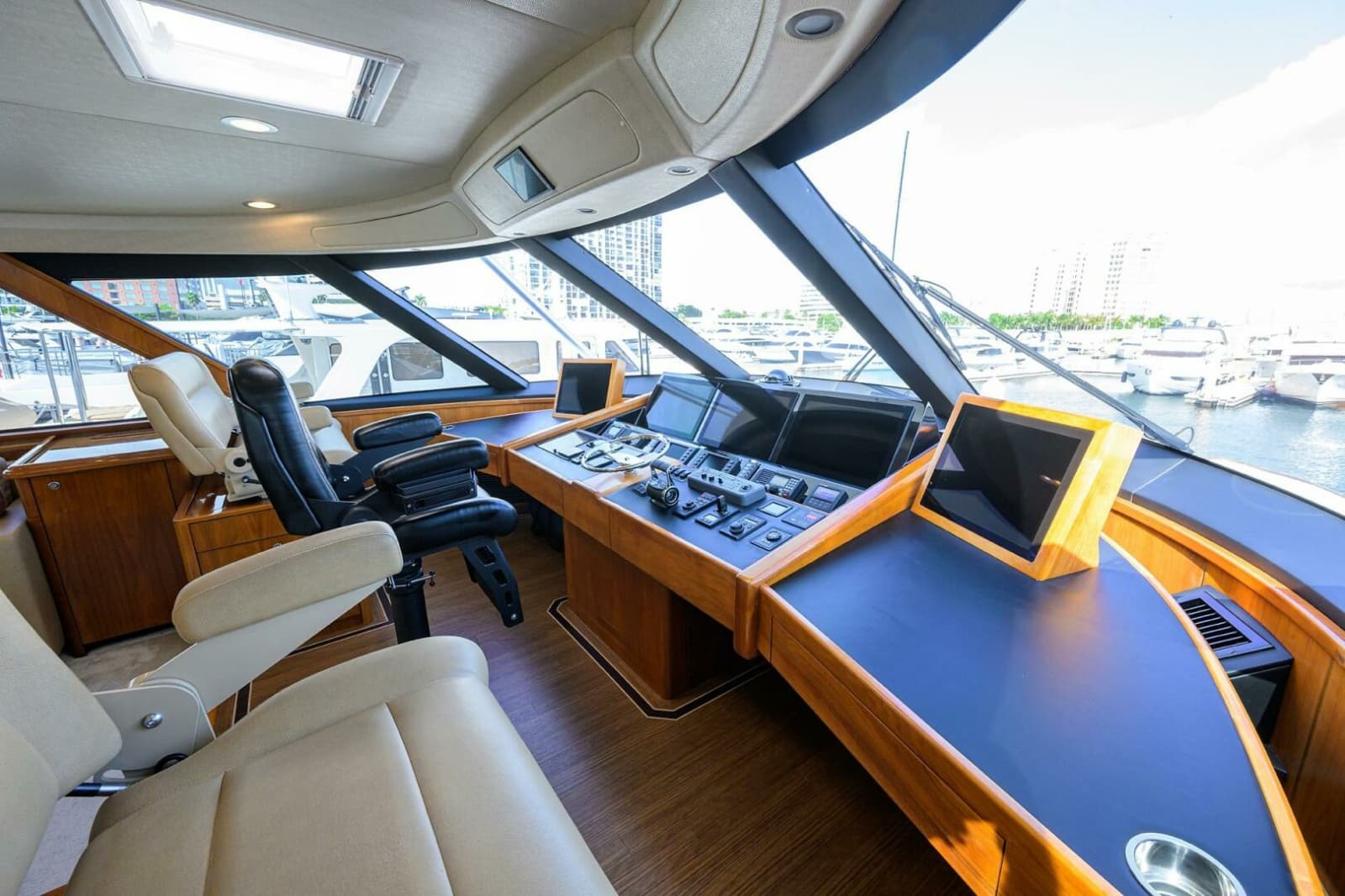 Viking  92 SPECULATOR - Skybridge Helm