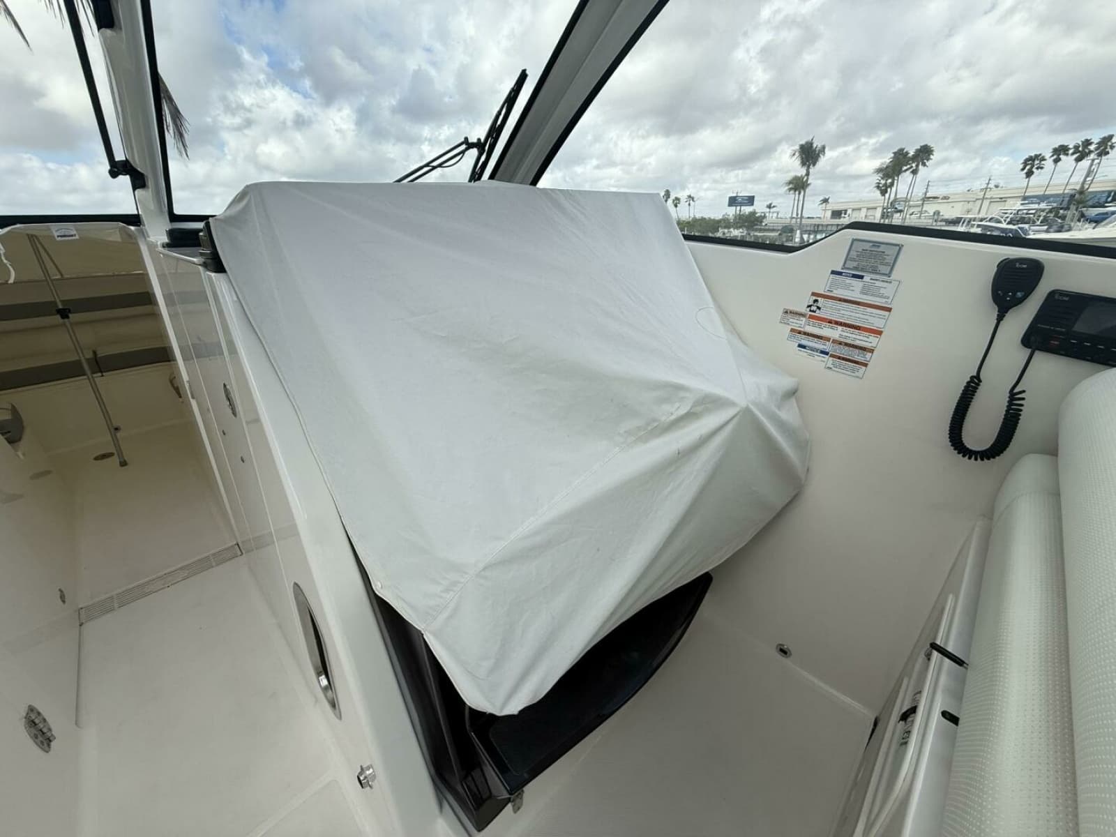 Pursuit 365 DC - SALTY GIRL - Helm Cover