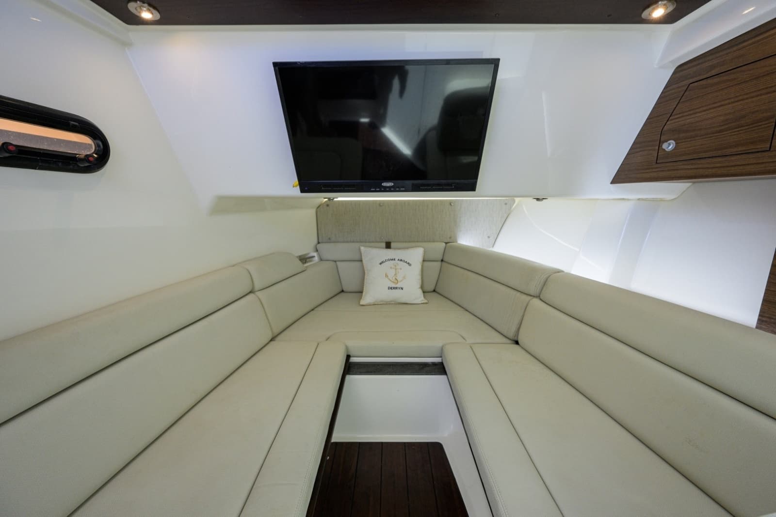 Boston Whaler 35 - DERRYN -  Cabin