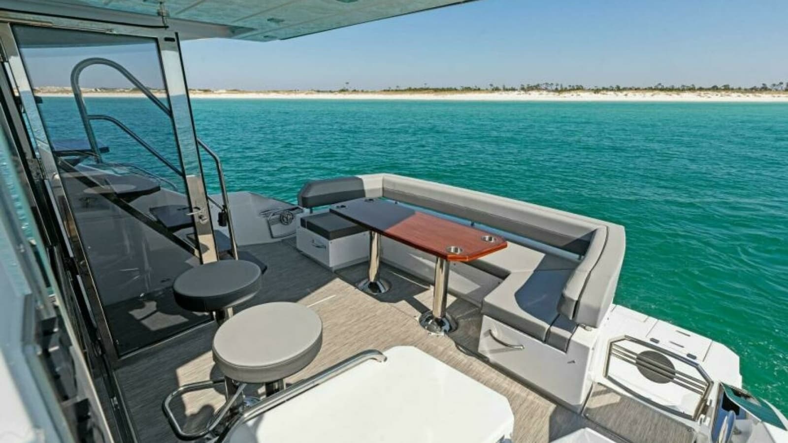 2023 Cruisers Yachts 60 Cantius Fly-Cockpit