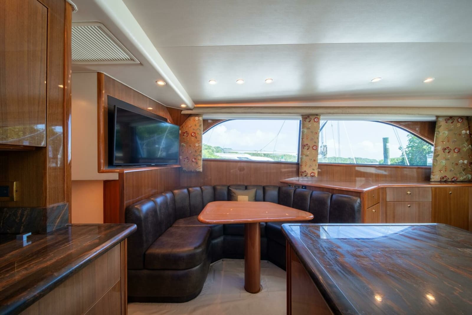 2006 Viking 52 Convertible