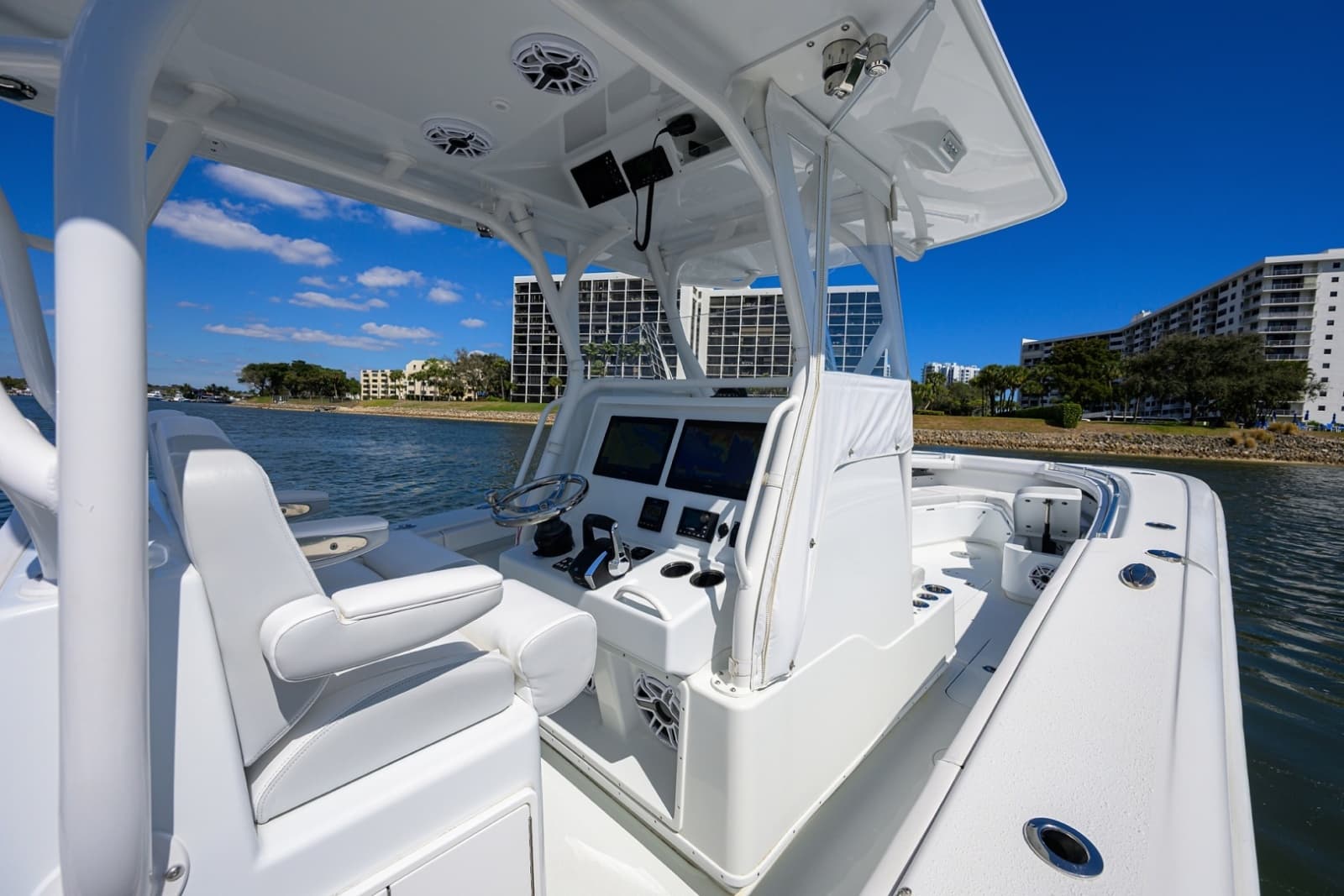 Yellowfin 34 - Helm
