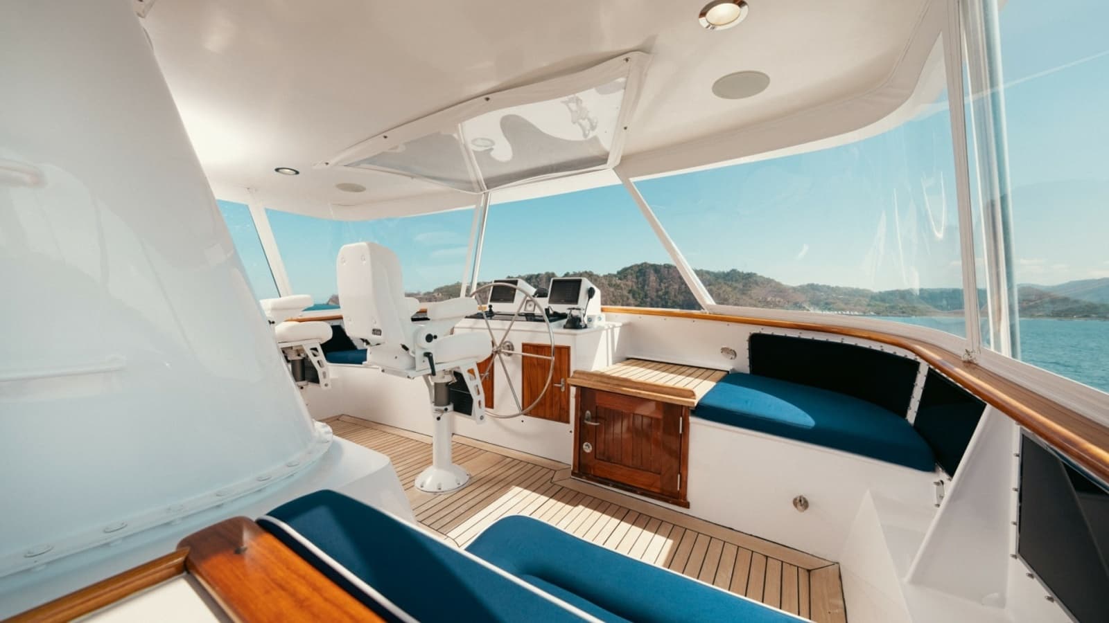 1971 Feadship 101 Flybridge Helm