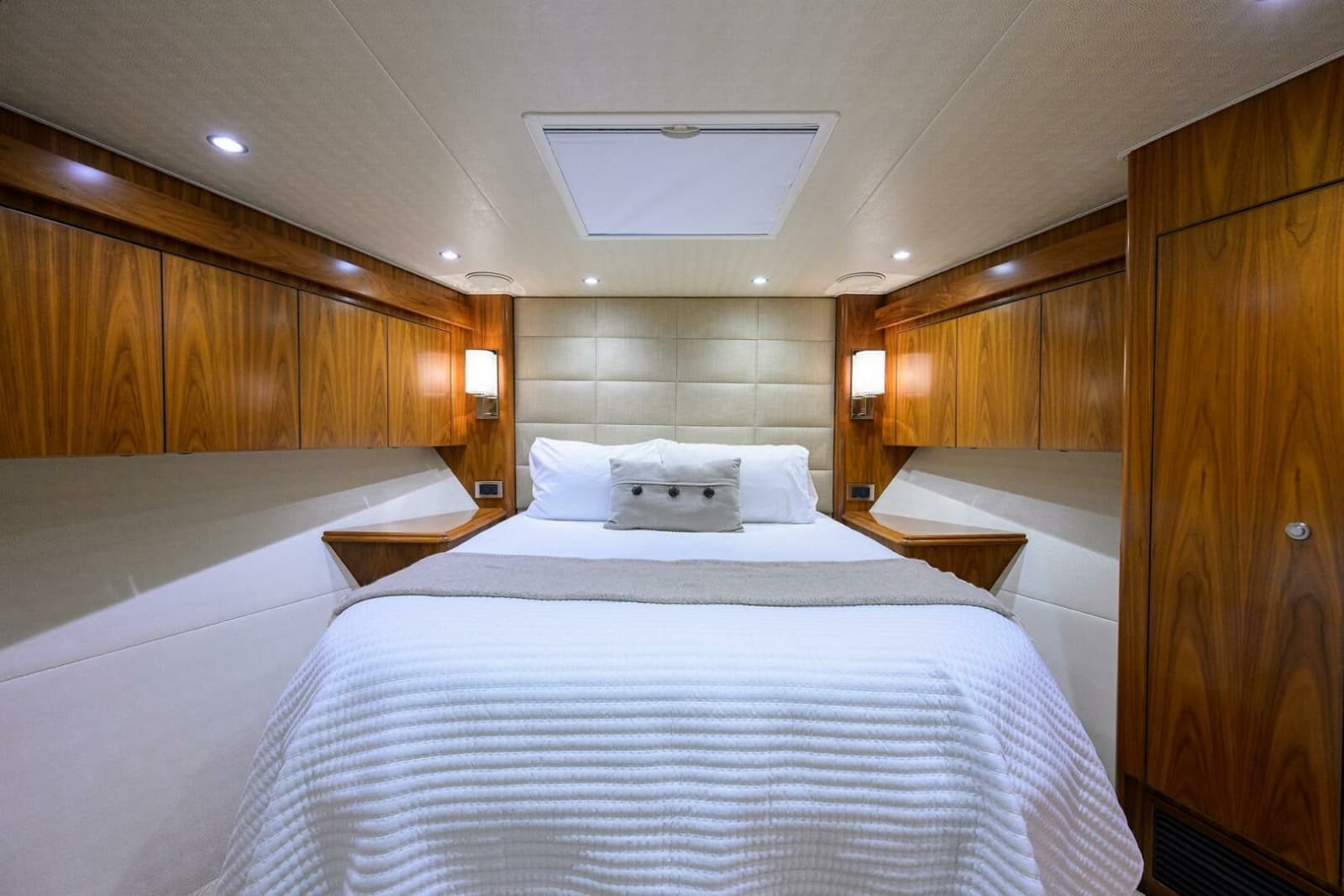 Viking  92 SPECULATOR - VIP Guest Stateroom