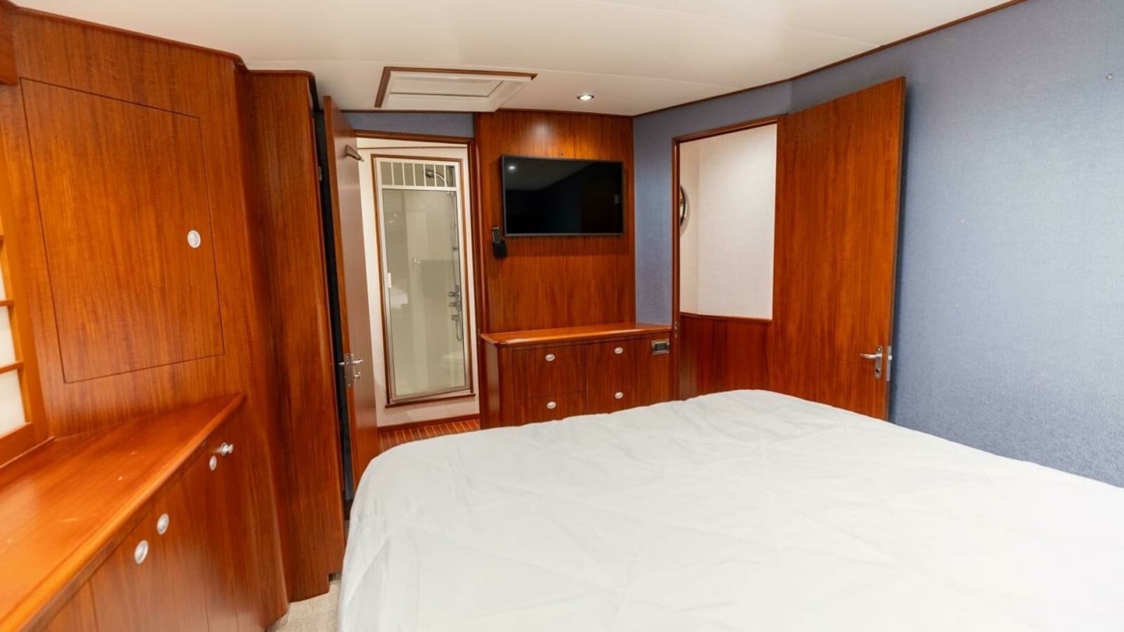 2006 Jim Smith 68 Convertible- Master Stateroom