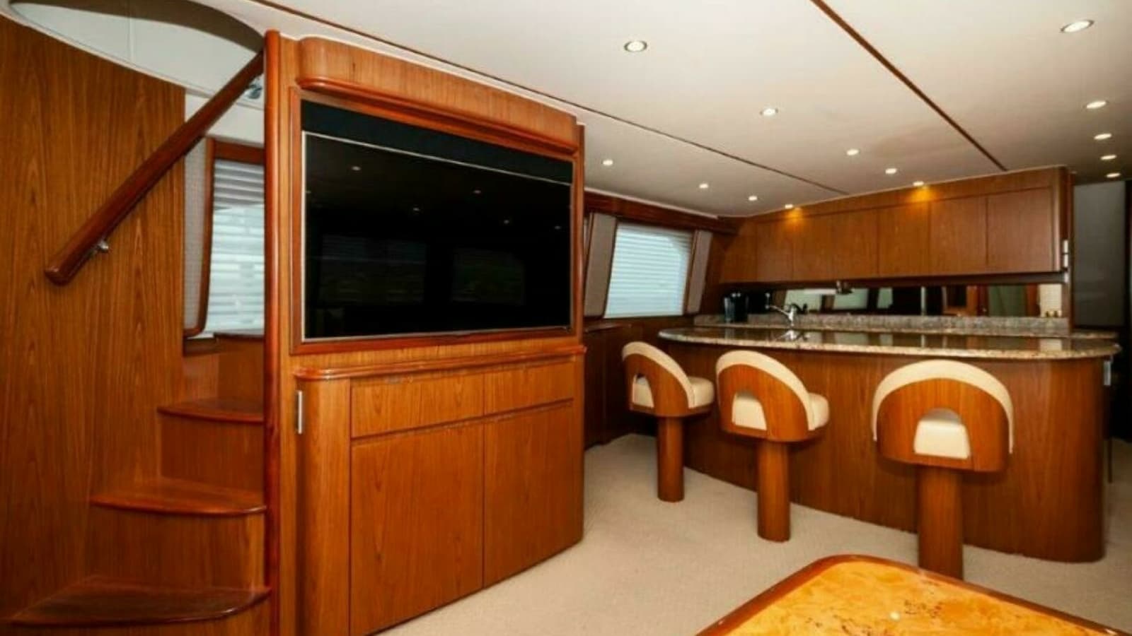 2012 76 Viking Sky Bridge REEL DANGEROUS Salon (1)