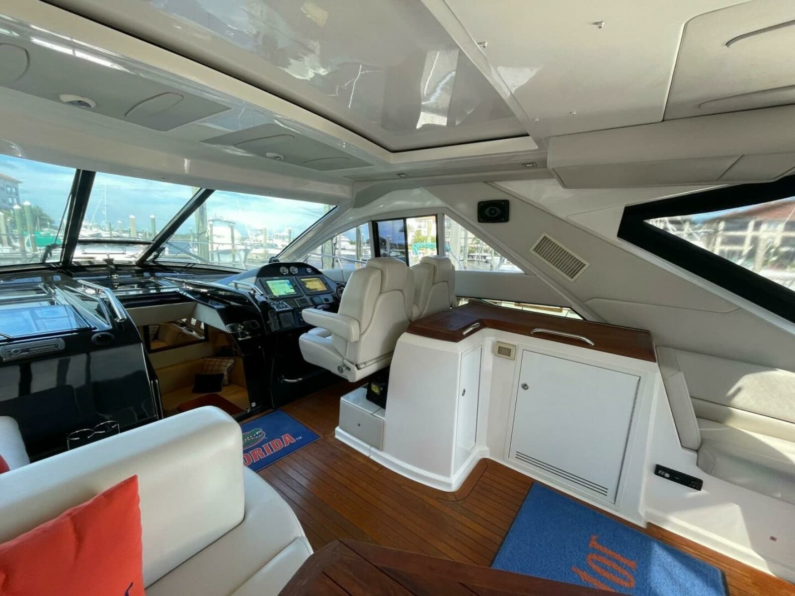 Regal 52 Sport Coupe - Helm Deck