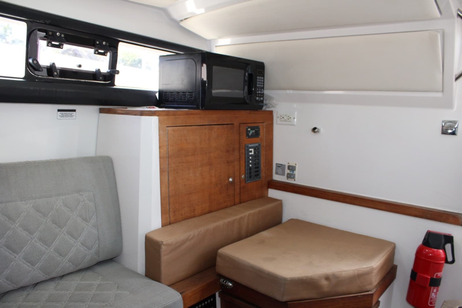 Axopar 37 - Cabin