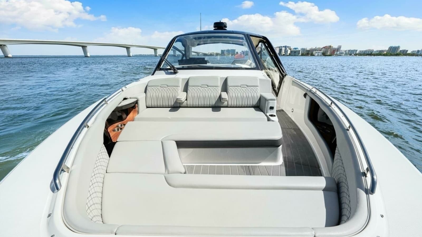 2022 Sea Ray 370 Sundancer