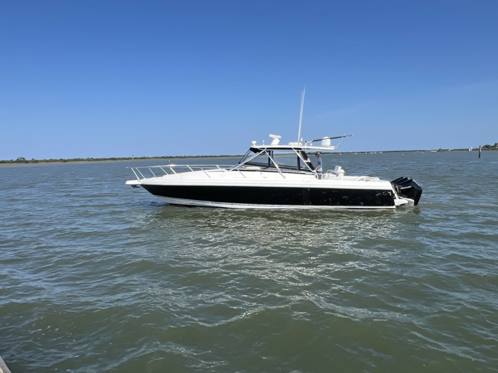 Intrepid 37 FINSURE - Exterior