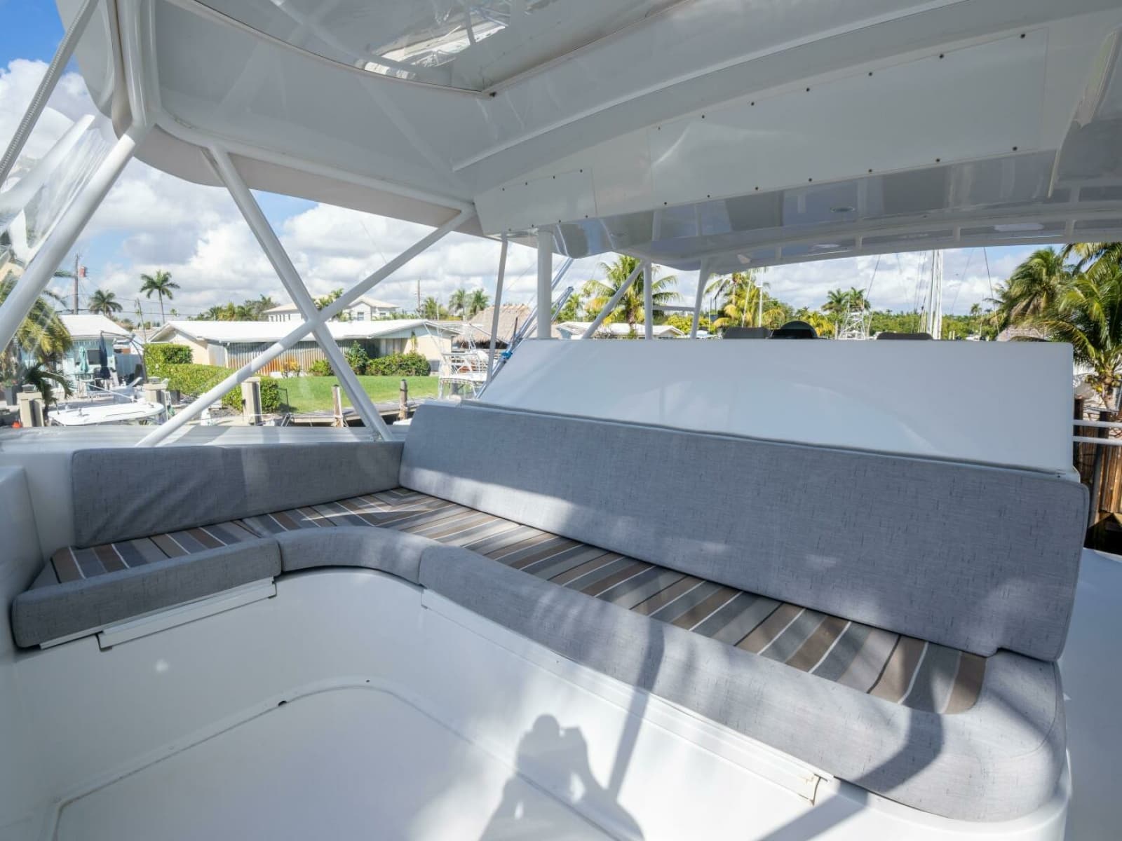 Viking 58 BAREFOOT - Helm Seating