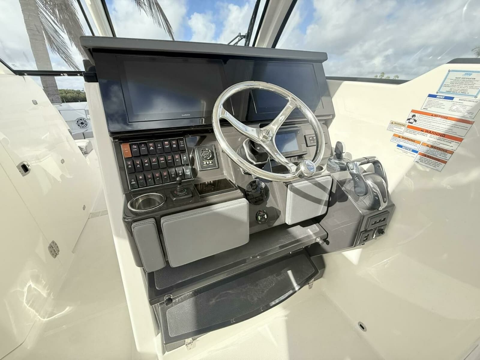 Pursuit 365 DC - SALTY GIRL - Helm Station