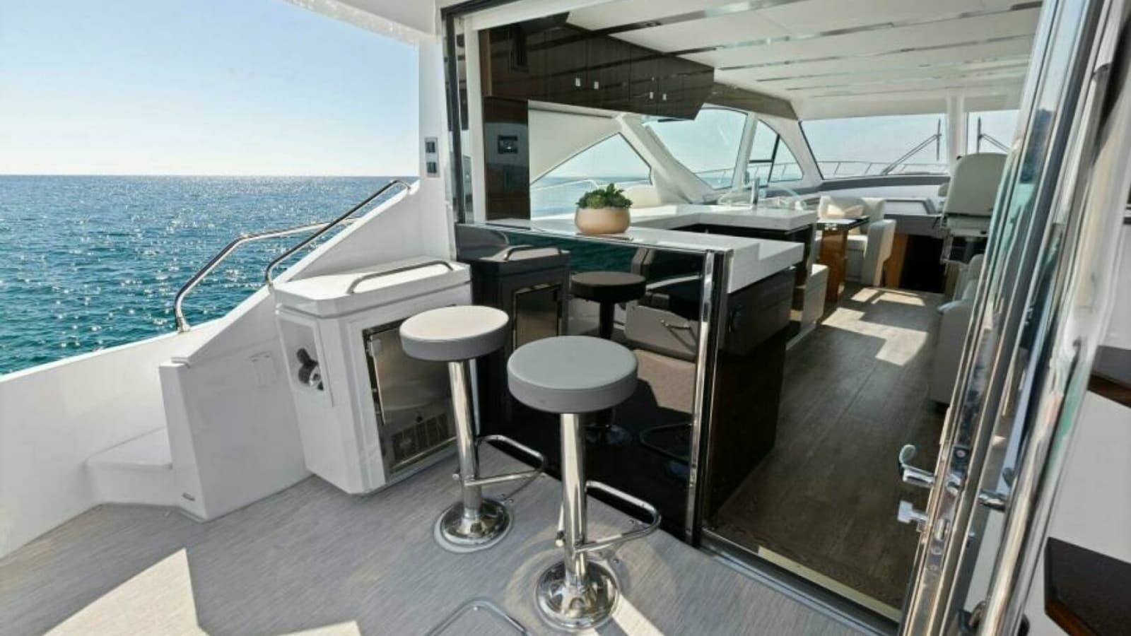 2023 Cruisers Yachts 60 Cantius Fly Passthrough
