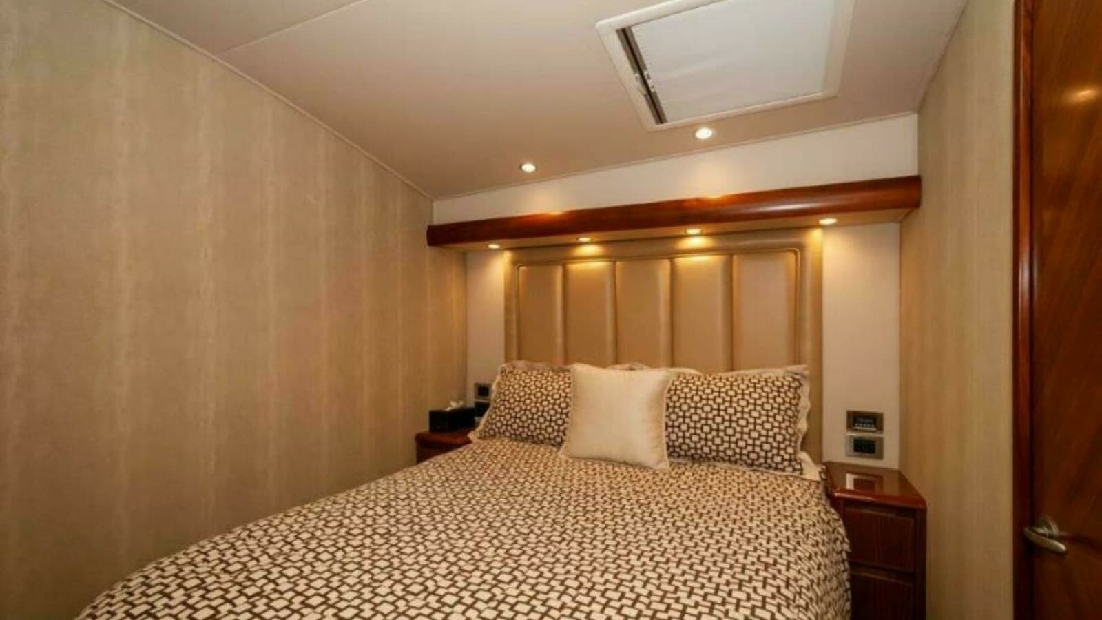 2012 76 Viking Sky Bridge Barefoot Drive VIP Stateroom (3)