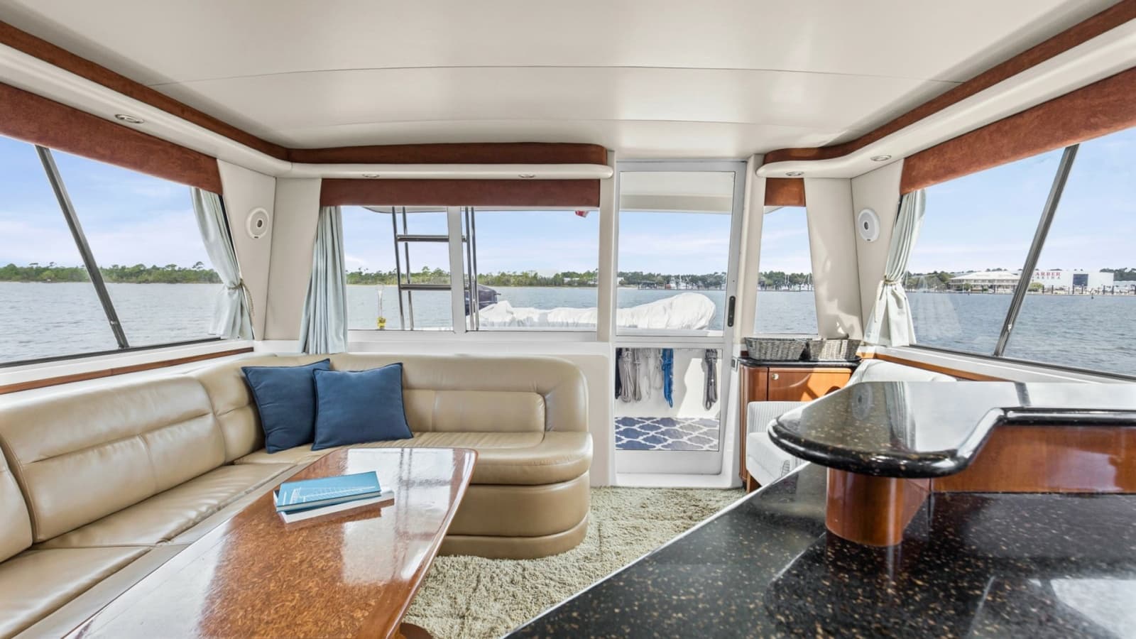 2007 Meridian 490 SE Pilothouse Trust Salon (1)